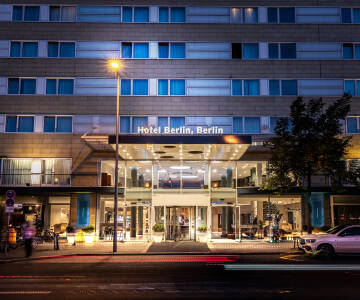 Erleben Sie ein authentisches Berliner Hotel mit praktischen Parkmöglichkeiten direkt vor Ort.