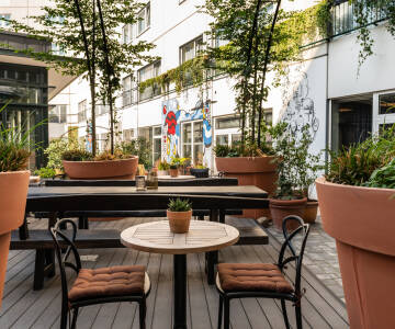 Slap af med en drink i Bar Berlin eller nyd en pause i sommerhaven.