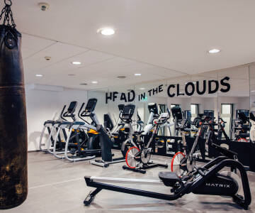 Das Hotel bietet ein modernes Fitnessstudio, eine finnische Sauna und Fahrradverleih.