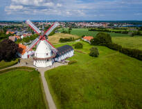 Entdecken Sie die reiche Geschichte Südjütlands mit nahe gelegenen Sehenswürdigkeiten wie der Dybbøl-Mühle und Städten wie Sønderborg.