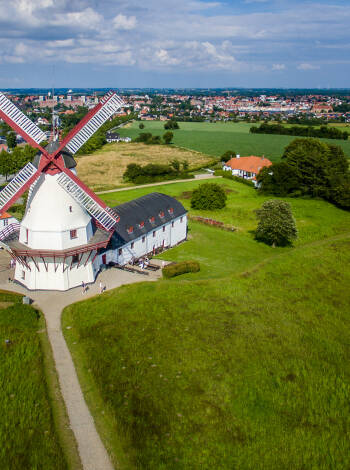 Upptäck södra Jyllands rika historia med närliggande landmärken som Dybbøl kvarn och städer som Sønderborg.