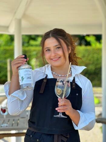 Missa inte chansen att prova Christie's egen gin, tillverkad av örter som odlas direkt i deras stora privata örtträdgård.