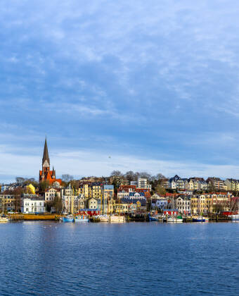 Med den tyska gränsen bara en kort bilresa bort, kan du besöka Flensburg för en dag med shopping och äventyr.