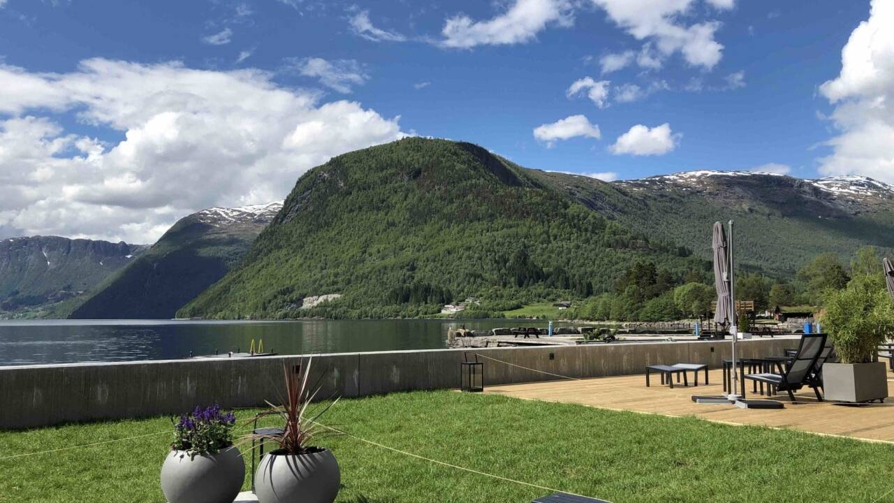 Relax in the lakeside garden, sauna and cosy lounge with bar billiards and library.