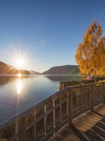 Das Havila Hotel Raftevold liegt direkt am Hornindalsvatnet, dem tiefsten See Europas.