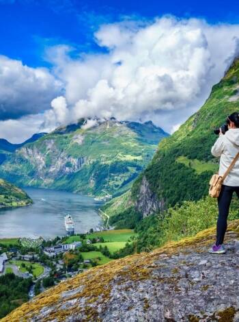 UNESCO-Geirangerfjord, Briksdal-Gletscher und die Sunnmøre-Alpen sind bequem erreichbar.