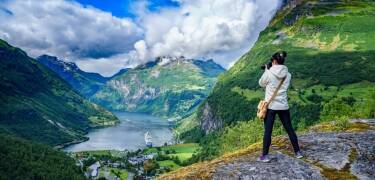 UNESCO-listade Geirangerfjorden, Briksdalsglaciären och Sunnmørsalperna finns nära till hands.