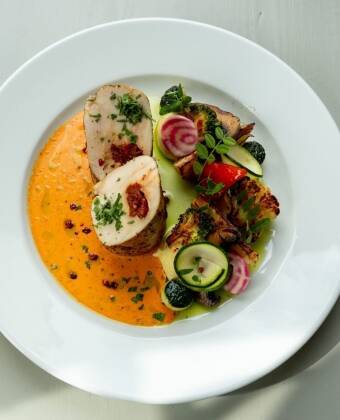 Dølen Eteri café och restaurang serverar lokal mat med terrassutsikt över vattnet.