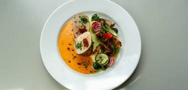 Dølen Eteri café och restaurang serverar lokal mat med terrassutsikt över vattnet.