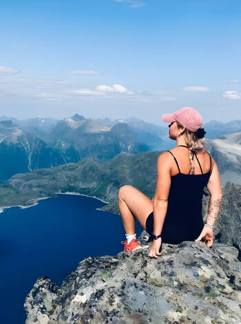 Wandern, Kajakfahren, Schwimmen, Radfahren und Panoramafahrten durch die Fjordlandschaft warten auf Sie.
