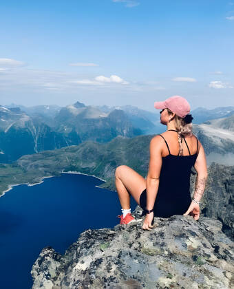 Njut av vandring, kajakpaddling, bad, cykling och natursköna bilfärder genom Fjord Norges landskap.