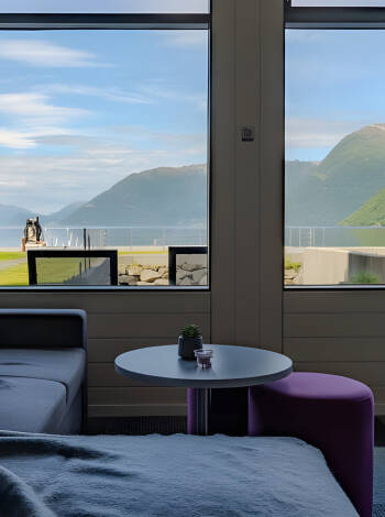 Gemütliche Zimmer mit Balkon bieten traumhafte Ausblicke auf See oder Berge.