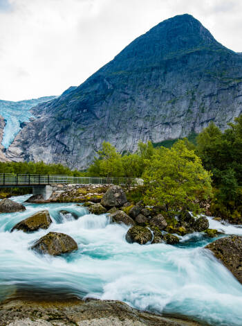 Jostedalsbreen nationalpark ligger bara en kort bilresa bort för dig som vill uppleva glaciärlandskap.