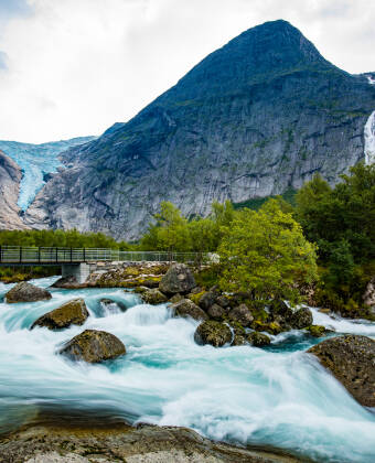 Jostedalsbreen nationalpark ligger bara en kort bilresa bort för dig som vill uppleva glaciärlandskap.