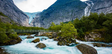 Jostedalsbreen Nationalpark ligger kun en kort køretur væk og byder på gletsjerlandskaber.
