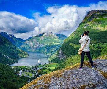 UNESCO-Geirangerfjord, Briksdal-Gletscher und die Sunnmøre-Alpen sind bequem erreichbar.