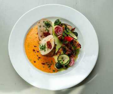 Dølen Eteri café og restaurant serverer lokale retter med terrasseudsigt over vandet.