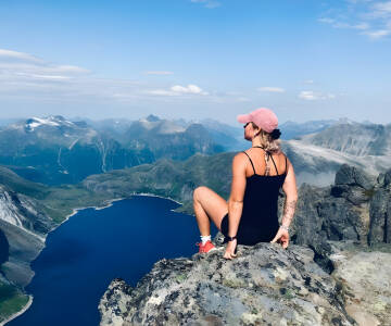 Njut av vandring, kajakpaddling, bad, cykling och natursköna bilfärder genom Fjord Norges landskap.