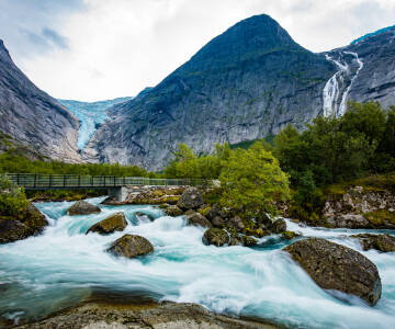 Jostedalsbreen Nasjonalpark ligger kun en kort kjøretur unna, med mektige brelandskap.