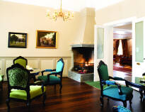 Relax in front of the fireplace in the lounge and enjoy the atmosphere with a cup of coffee.