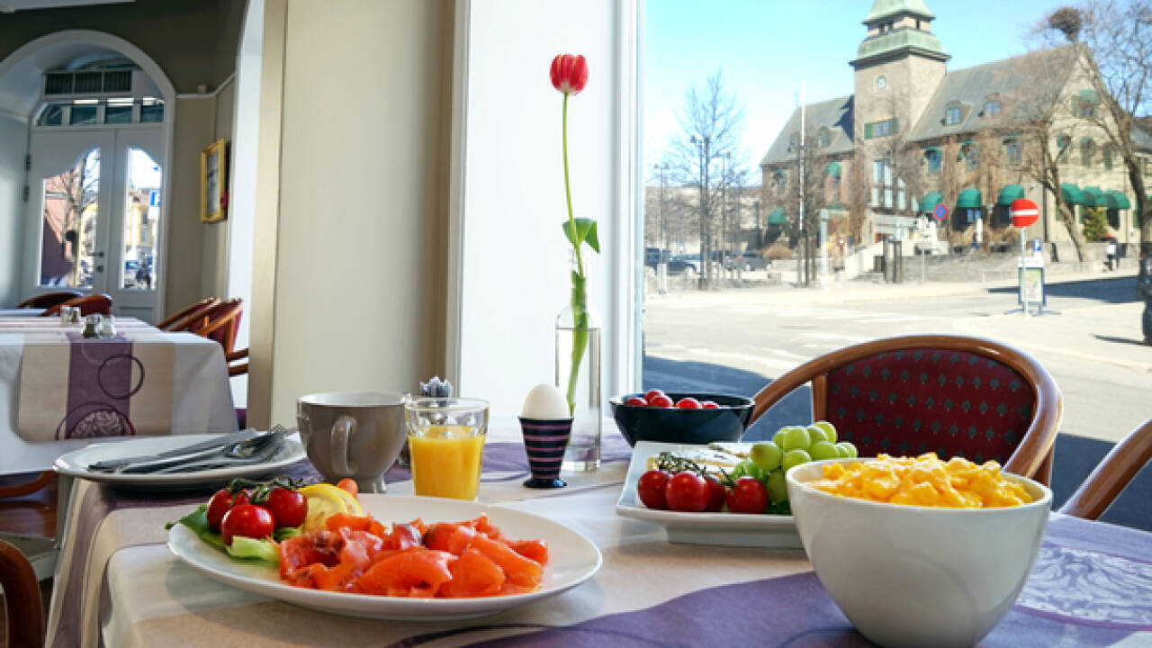 Start dagen med en herlig omgang morgenmad, som serveres i hotellets hyggelige rammer.