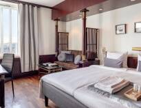 Hotellets værelser er renoveret i 2020, og tilbyder moderne og komfortable rammer under opholdet.