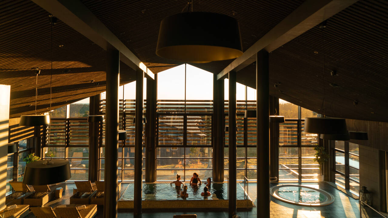 Finn roen i hotellets spa-avdeling med både innendørs-og utendørsbad samt spabehandlinger.