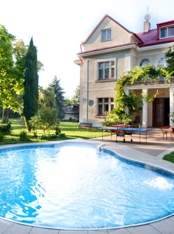 In einer ruhigen Umgebung am Stadtrand von Prag bietet das Hotel einen Außenpool und Wellnesseinrichtungen an.
