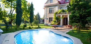 Set in quiet surroundings on the outskirts of Prague, the hotel offers an outdoor swimming pool and wellness facilities.