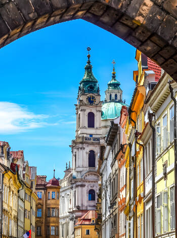 Das Hotel liegt nur eine 15-minütige Fahrt von Prag entfernt. Prag ist eine aufregende Stadt voller Geschichte, Architektur und aufregenden Sehenswürdigkeiten.