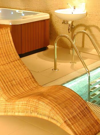 Das Hotel verfügt über einen kleinen Wellnessbereich mit Sauna, Whirlpool und Außenpool.