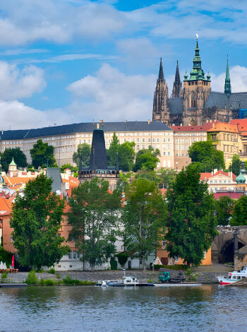 Prag bietet eine Fülle von Sehenswürdigkeiten an; Machen Sie einen Spaziergang über die Karlsbrücke, besuchen Sie Kafkas Haus und erleben Sie die Burg und die beeindruckende Kathedrale.