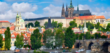 Prag bietet eine Fülle von Sehenswürdigkeiten an; Machen Sie einen Spaziergang über die Karlsbrücke, besuchen Sie Kafkas Haus und erleben Sie die Burg und die beeindruckende Kathedrale.