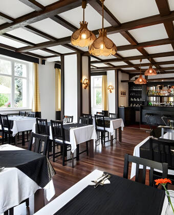 Genießen Sie Ihr Abendessen im hoteleigenen Restaurant mit einem Glas Wein oder einem lokalen Bier