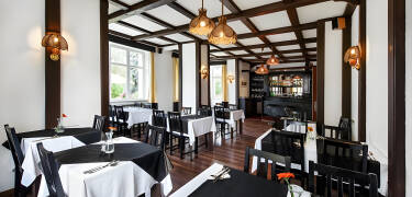 The hotel's restaurant serves dinner, which can be enjoyed with a glass of wine or a local beer.