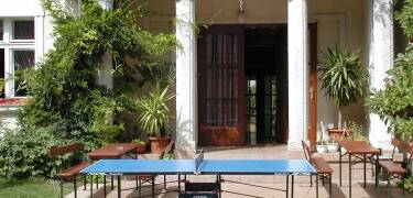 Det er gode muligheter for å slå et slag bordtennis i hagen, så hvorfor ikke utfordre familien.