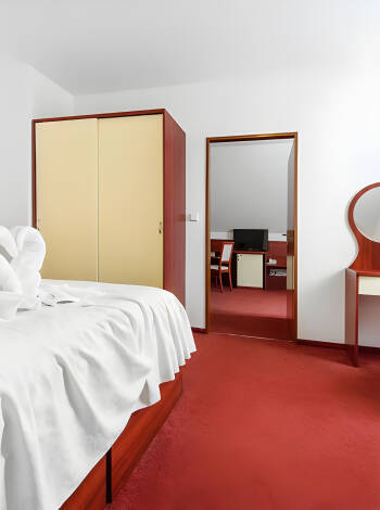Njut av en god natts sömn i ett av hotellets mysiga rum.