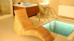 Hotellet har en lille wellnessafdeling med sauna, boblebad og en udendørs pool. Slap af efter en lang dag i Prag.