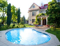 Hotellet ligger i rolige omgivelser i udkanten og Prag og byder på udendørs swimming pool og wellnessfaciliteter.