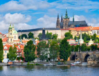 Prag erbjuder många sevärdheter som Karlsbron, Gyllene Gatan, Kafkas hus och den imponerande katedralen.