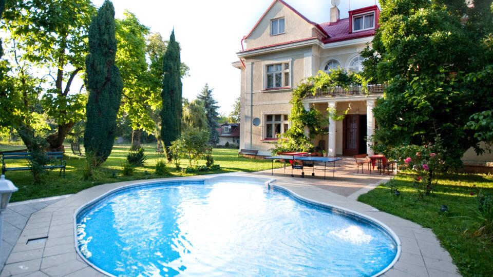 In einer ruhigen Umgebung am Stadtrand von Prag bietet das Hotel einen Außenpool und Wellnesseinrichtungen an.