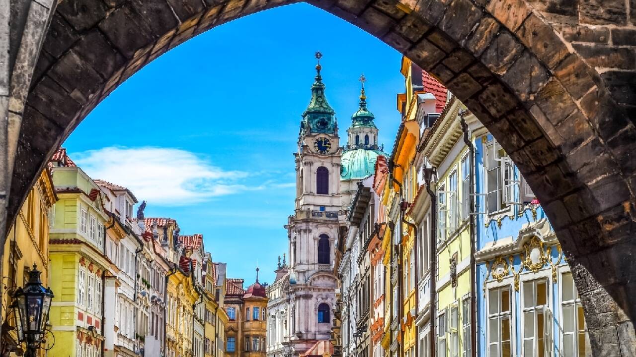 Das Hotel liegt nur eine 15-minütige Fahrt von Prag entfernt.  Prag ist eine aufregende Stadt voller Geschichte, Architektur und aufregenden Sehenswürdigkeiten.