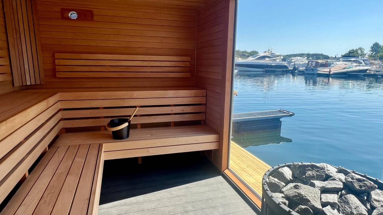 Opplev den norske badstutradisjonen før du kjøler deg ned med et forfriskende bad i det krystallklare havet.