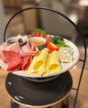Savour delicious dishes inspired by the Norwegian coast, prepared with fresh seasonal ingredients.