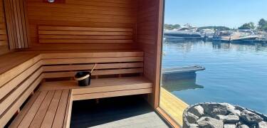 Upplev den norska bastutraditionen innan du svalkar dig med ett uppfriskande dopp i det kristallklara havet.