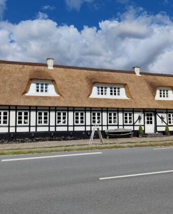 Kroen ligger i landlige omgivelser, 10 km fra Århus Centrum og er indrettet i en historisk bygning fyldt med charme