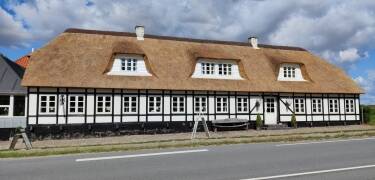 Kroen ligger i landlige omgivelser, 10 km fra Århus Centrum og er indrettet i en historisk bygning fyldt med charme