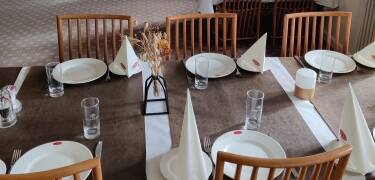 You can have dinner in the cosy tavern room or enjoy a cup of coffee and the good weather on the terrace.