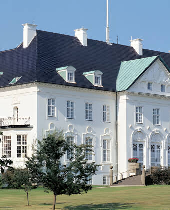 När drottningen inte bor i sitt sommarresidens, Marselisborgs Slott, är slottsträdgården öppen.