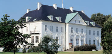 Når dronningen ikke logerer i hendes sommerresidens, kan I opleve slotshaven og hendes rosenhave ved Marselisborg Slot.